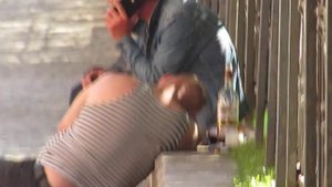 ПЬЯНЫЙ МОРЯК ЛЕЖИТ НА ДОРОГЕ В ДЕНЬ ВМФ В ЦЕНТРЕ ГОРОДА