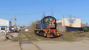 Тепловоз ТЭМ2-2042 1969 года выпуска на маневровых работах на станции Осень, Ижевск