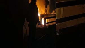 заливка расплавленного металла в чайниковый ковш для последующей раздачи на заливочный конвейер