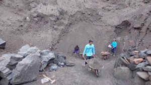 Строительство, шахтёры копают песок и попутно раскалывают камни