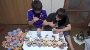 японцы пытаются съесть 100 пачек доширака