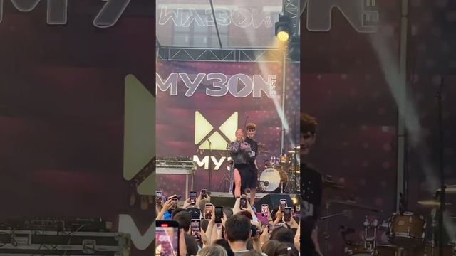 Аня Покров «Парень с голубыми глазами» Бабич вышел на сцену поддержать Аню !это было круто 👍 смотреть онлайн