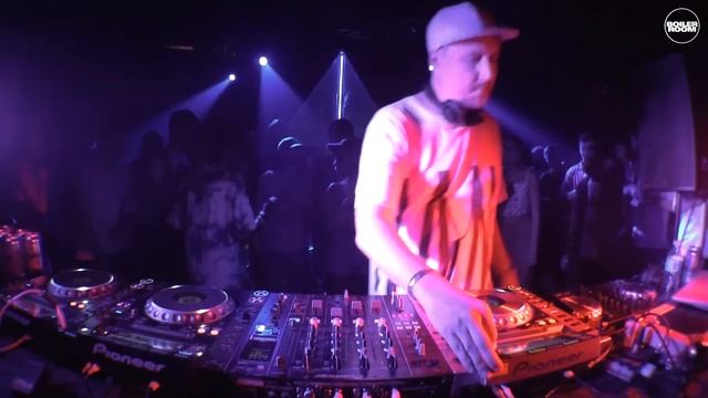 Machinedrum Boiler Room London DJ Set смотреть онлайн