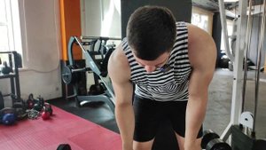 Как правильно выполняется строгий подъём штанги на бицепс. И что это за дисциплина