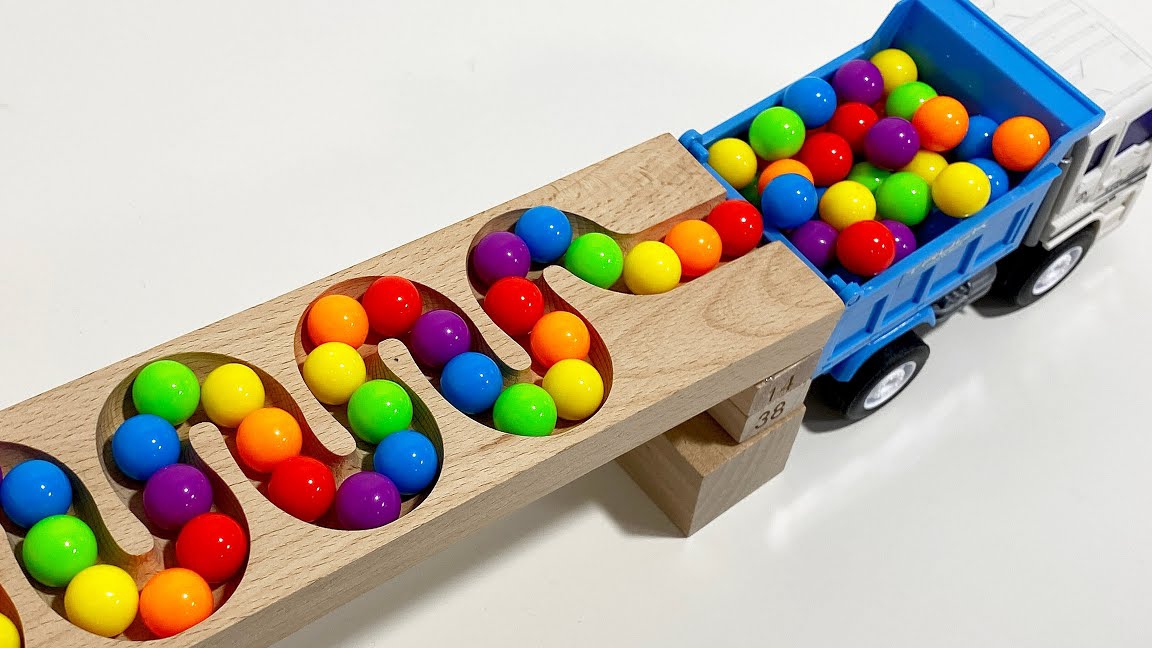 Играем в машинки и скатываем шарики, игра в машинки и шарики