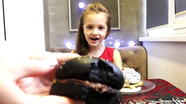 BLACK BURGER vs WHITE BURGER. Черный бургер против белого бургера челлендж смотреть онлайн