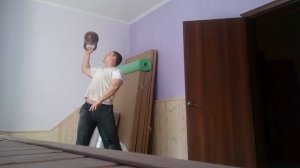 Подъем гири 32 кг на попа.
