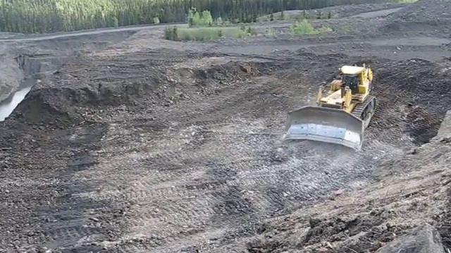 Komatsu 475 loading the blade