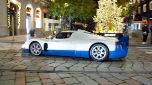 Центральномоторный Maserati MC12 на улицах вечернего Милана