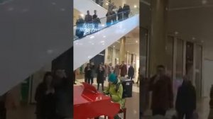 Сектор газа Лирика, в исполнении прохожего в торговом центре