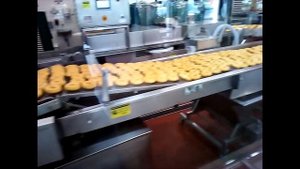 Doughnuts. Производство Австралийских бубликов.