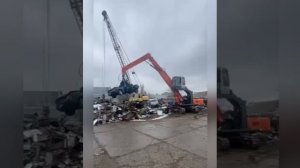 Экскаватор с перегружателем металлолома и сыпучих материалов