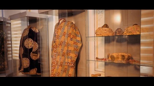 Ўзбекистон музейлари ва хусусий коллекциялари материаллари бўйича анъанавий ўзбек либослари