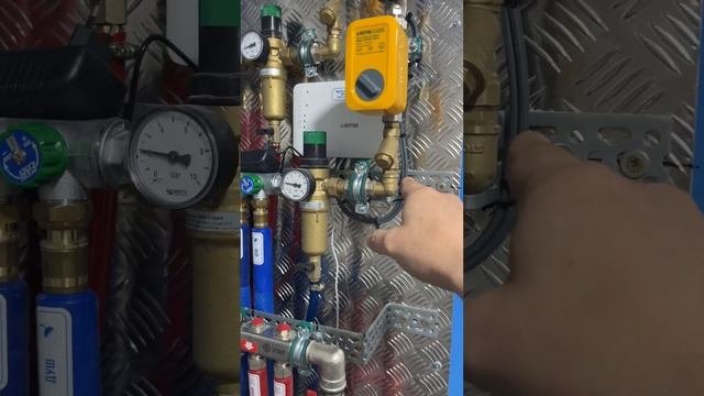 Как закрепить коллекторы отопления и водоснабжения?