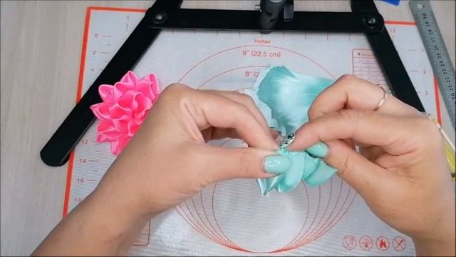 Цветочки георгины + интересный лепесток. Атласная лента 2.5 см. смотреть онлайн