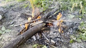 Как выжить в лесу развести огонь и пожарить сало с хлебом приготовление