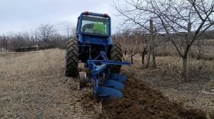 Весенняя вспашка огорода , МТЗ как всегда хорош!!!