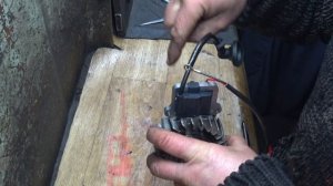 Сильна віддача в руку стартера при заводці / бензопили / бензокоси.