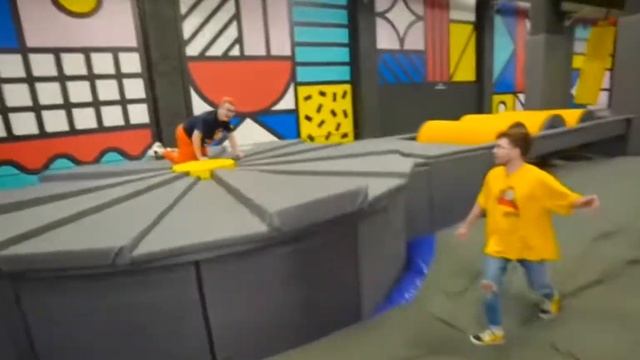 24 часа в батутном центре смотреть онлайн