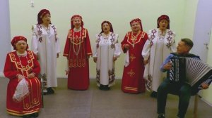 Осыпает цвет вишня