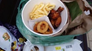 Обжор дегустация вкусной еды на свежем воздухе из Burger King