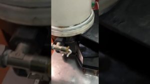 Проверка работы насоса станции густой смазки Lincoln.