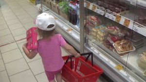 Аня в магазине