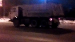 Лютый КамАЗ газует по среди дароги..