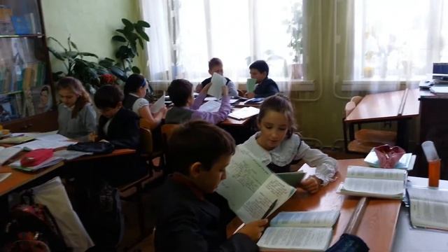 Фрагмент рабочего урока по татарскому языку в русскоязычной аудитории. Работа в парах. смотреть онлайн