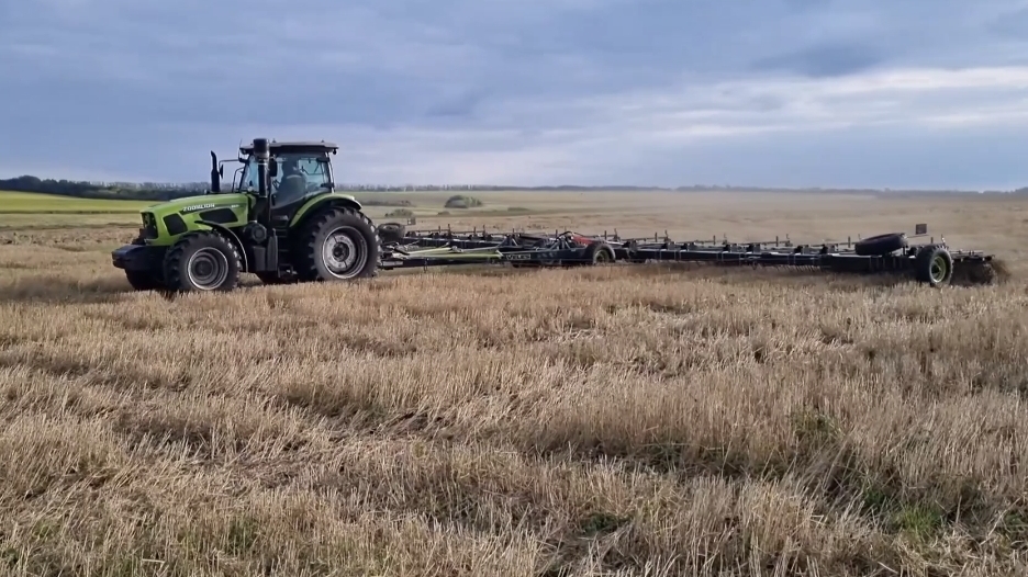 Неужели Китай начал делать нормальные трактора???Испытания трактора ZOOMLION PG 2004. Уборочная 2024 смотреть онлайн