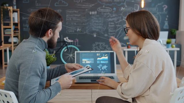 Man and woman discussing business looking at laptop screen in modern office смотреть онлайн