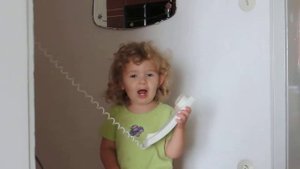 Девочка говорит по телефону..