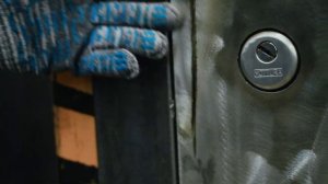 Можно ли ВЗЛОМАТЬ дверь толщиной 20 мм? / Сколько времени нужно на вскрытие ПРЕМИАЛЬНОЙ двери?