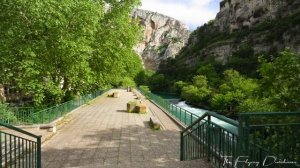 Фонтен-де-Воклюз — французская деревня с кристально чистой рекой Сорг