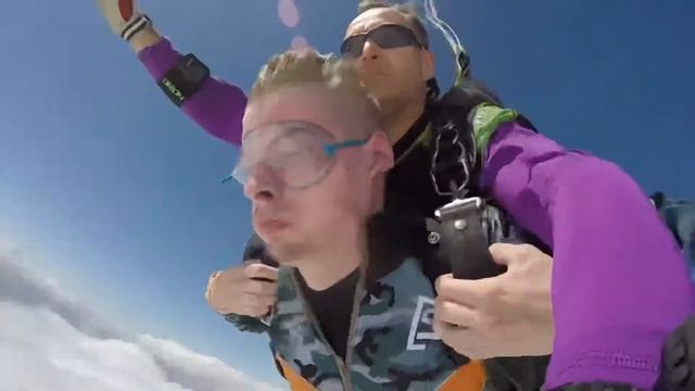 Прыгнул с парашютом в тандеме в Пущино. Чистый кайф! смотреть онлайн