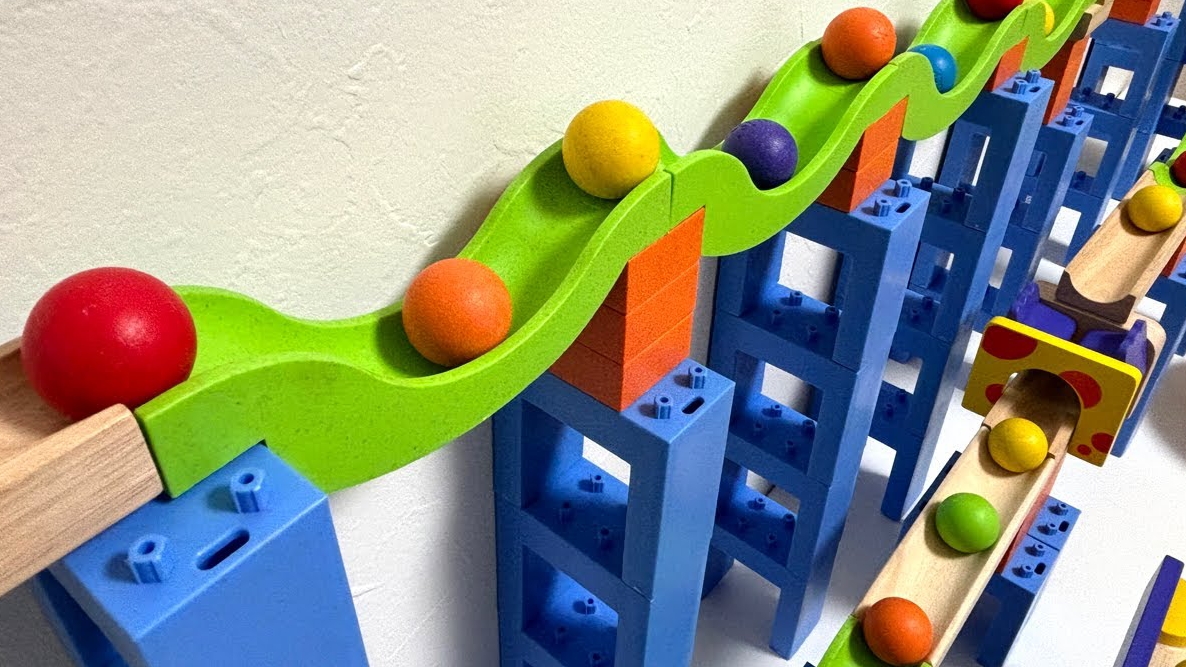 Шарики на горке/ Шарики скатываются с горки