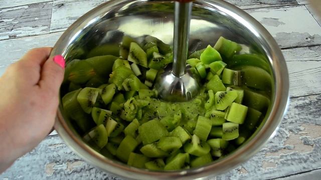 Zielone ciasto z kiwi bez pieczenia - Jak zrobić - Smakowite Dania