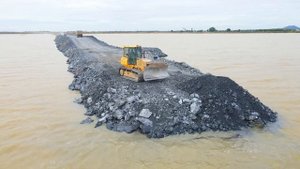 Строительство, дорога на озере очередной обзор