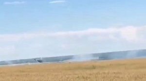 Ми-24 ВСУ (две характерные полосы быстрого опознавания) поджигает поле с пшеницей , лето 2022