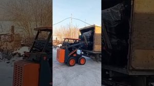 Мини-погрузчик МУРАВЕЙ поднимает больше своего веса