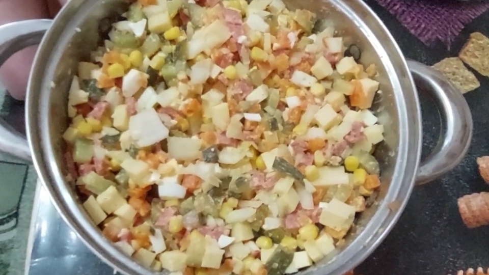 САЛАТ ОЛИВЬЕ С СЫРОМ. Праздничный салат оливье без картошки. Очень вкусно.