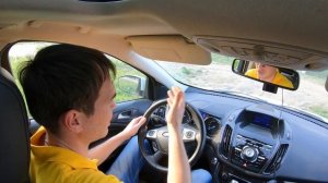 Как правильно держать руль автомобиля при езде по дороге и трассе