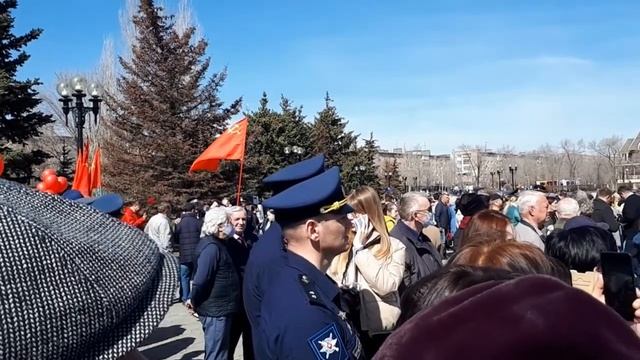 Возложение цветов к памятнику Ю.Гагарина оренбуржцами в день космонавтики...  Видео Виктор Поживин