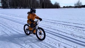 Woom 4 Off ride on a frozen lake