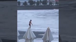 В Сочи 20-летнюю девушку унесло в море во время романтической прогулки по пляжу