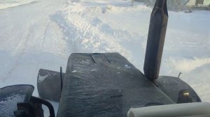 Беларус 952 с отвалом чистит деревню.