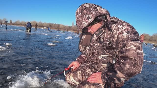 РЫБАЛКА В АСТРАХАНИ в январе .Ловля леща и густеры на чудо снасть.