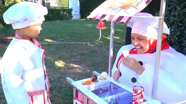 Дима играет в Кафе  Дима и Машинки