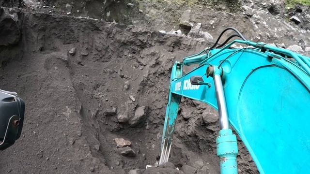 Строительство, экскаватор по прежнему копает чёрный песок