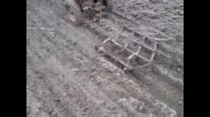 мотоблок боронує з адаптором.